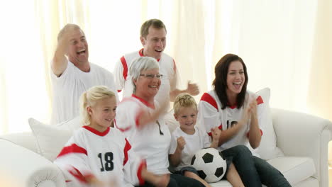 Familia-En-El-Sofá-Viendo-Fútbol