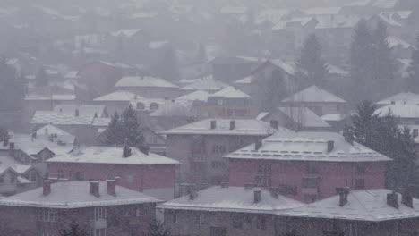 Los-Tejados-Se-Cubren-De-Nieve-Debido-A-Las-Fuertes-Nevadas.