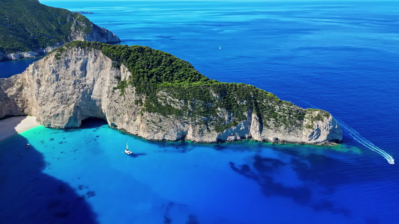 그리스 나바지오 해변의 모래 위에 침몰한 배의 잔해와 함께 - 파닝 항공 사진