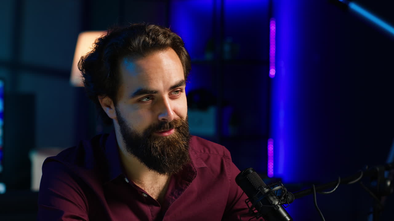 primer plano del creador de contenido usando el micrófono en el estudio para hacer video asmr