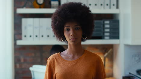 portrait d'une jeune femme d'affaires sérieuse travaillant dans un bureau moderne