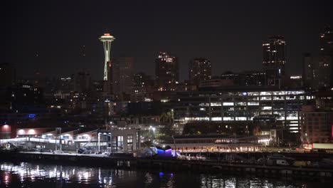 Horizonte-De-Seattle-Por-La-Noche-Con-Aguja-Espacial-Iluminada-Y-Reflejos-Del-Agua