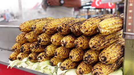 maíz a la parrilla en la mazorca en un puesto de comida callejera