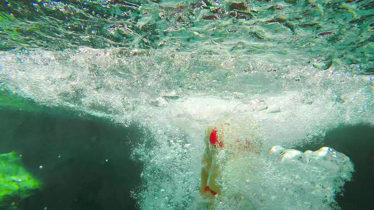 빨간 비키니, 흥분과 여자 점프