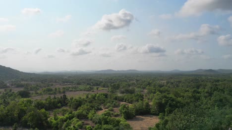 Hermosa-Sombra-De-Nubes-Malvan-En-La-Cima-De-Las-Colinas-De-Abajo-Hacia-Arriba-Vista-Del-Pueblo-De-Vueltas-De-Tiempo