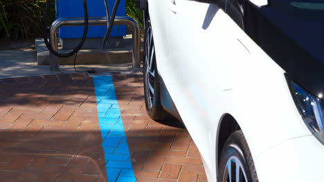 carga de automóviles eléctricos en la estación de carga 4k