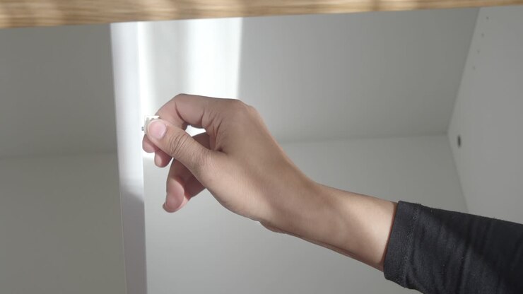 Installare un pomello su un mobile
