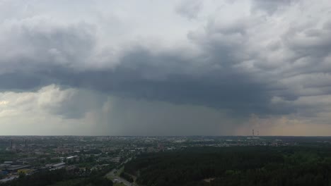 Nubes-De-Tormenta-Sobre-La-Ciudad-De-Kaunas,-Lituania
