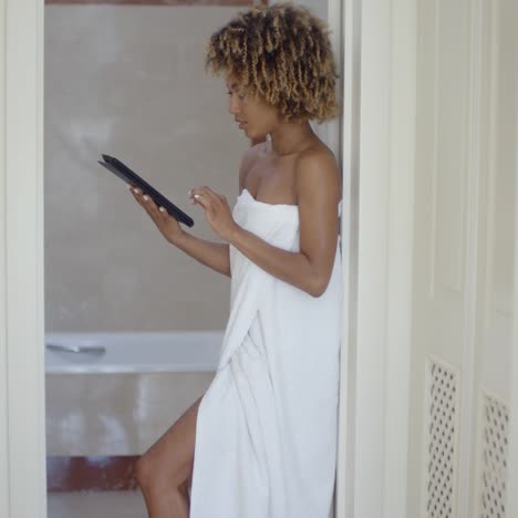 Frau-Mit-Tablet-Computer-Im-Badezimmer