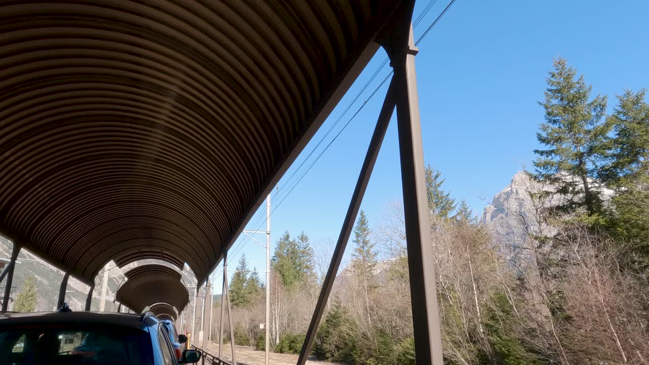 кадр из окна вагона поезда в швейцарии, красивые горы