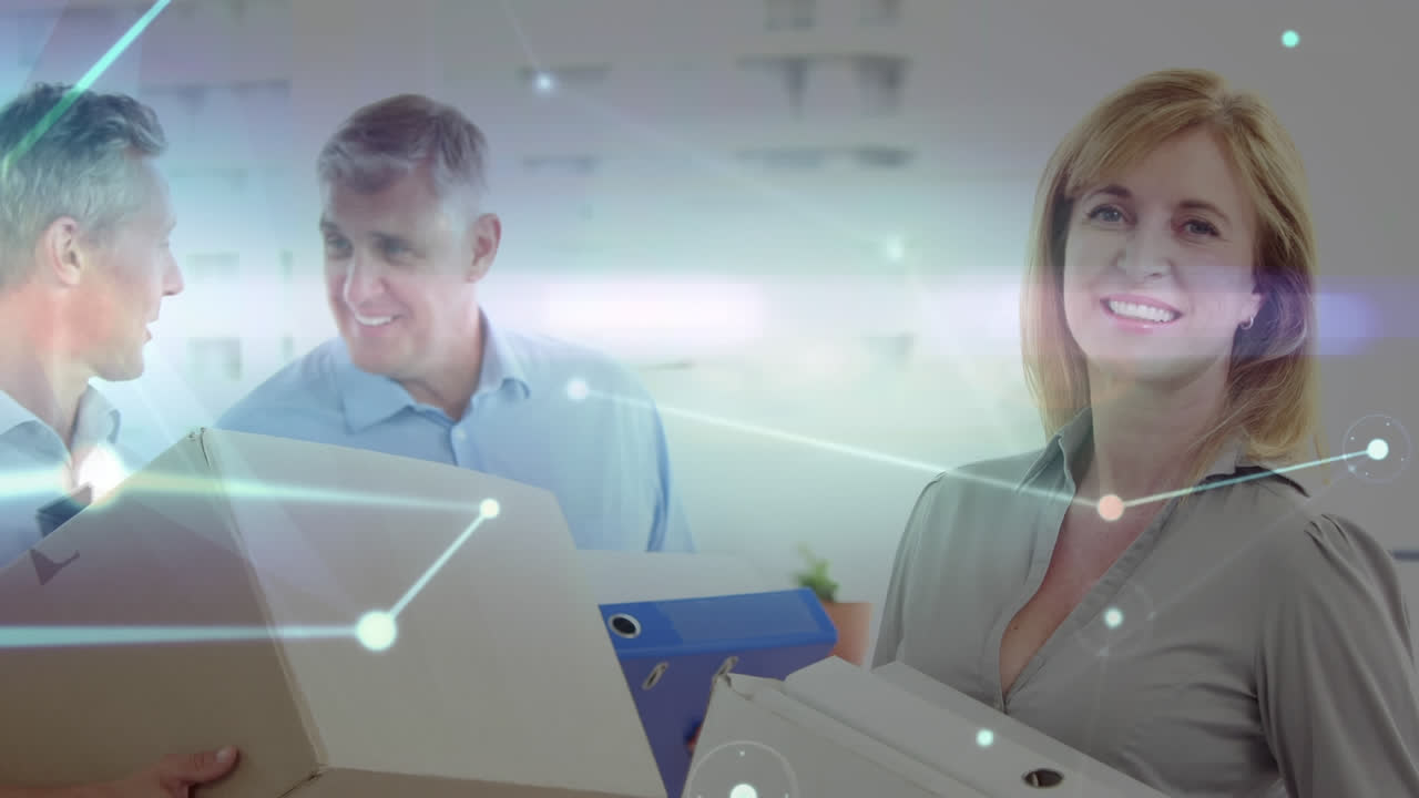 red brillante de conexiones contra mujer de negocios con documentos de archivo sonriendo en la oficina