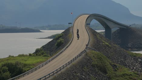 Atlantik-Rennradfahrer-Auf-Motorrädern.