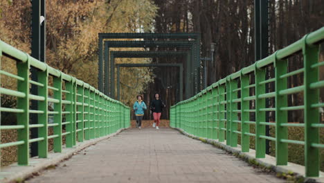 chicas corriendo en un puente