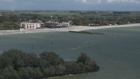 Weitblick-Auf-Den-Windsurfplatz-Am-Strand-Von-Makkum-Im-Sommer,-Aus-Der-Luft