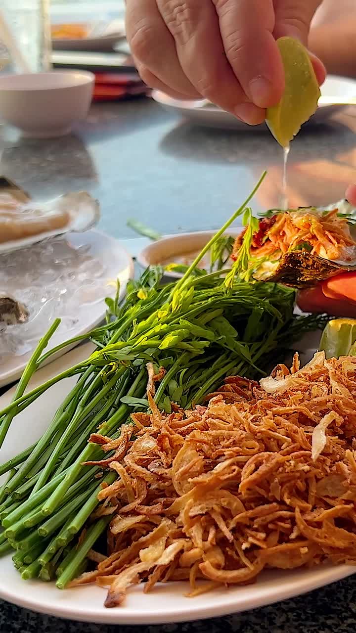 라임과 허브와 함께 오스트리를 맛보는 것