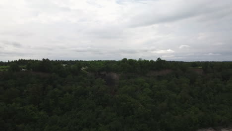 Toma-Aérea-De-La-Impresionante-Cascada-De-Valaste-En-Estonia