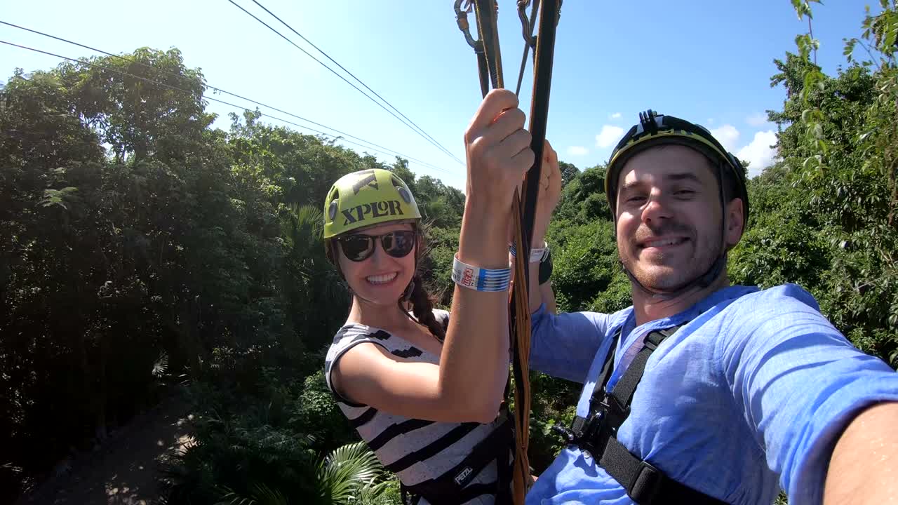 пара веселится на молнии вместе, мексика