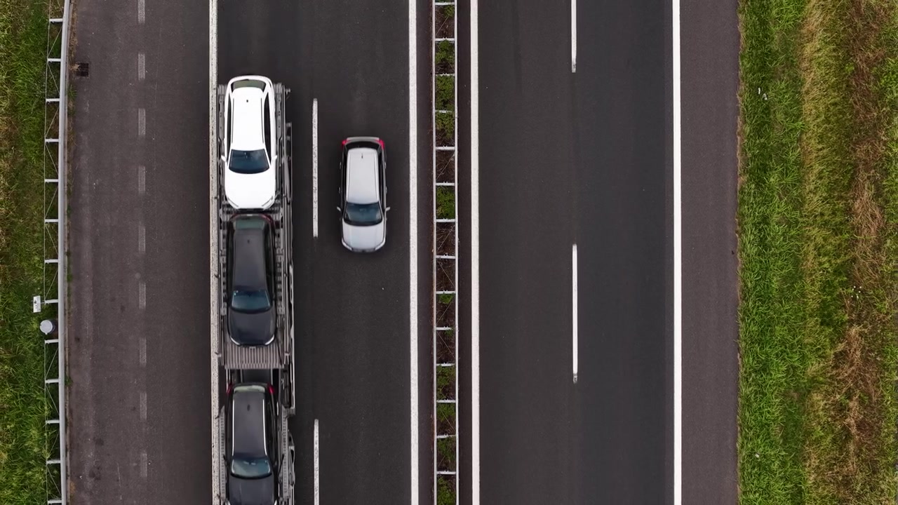 Travl trafik på europæisk motorvej, droneoptagelse ovenfra af biler og lastbiler, højvinkel luftfoto