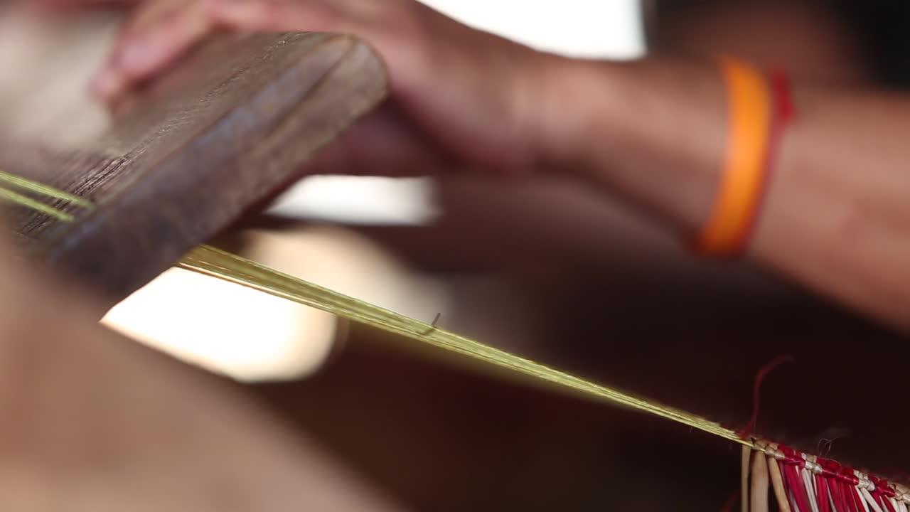 Produzione di stuoie in papiro nella provincia di Udonthani, Thailandia.