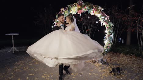 recién casados. novio caucásico con la novia cerca de hectáreas de flores. hora de la noche