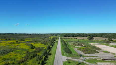 disparo de drones volando sobre el hermoso camino rural del campo en el sol de verano