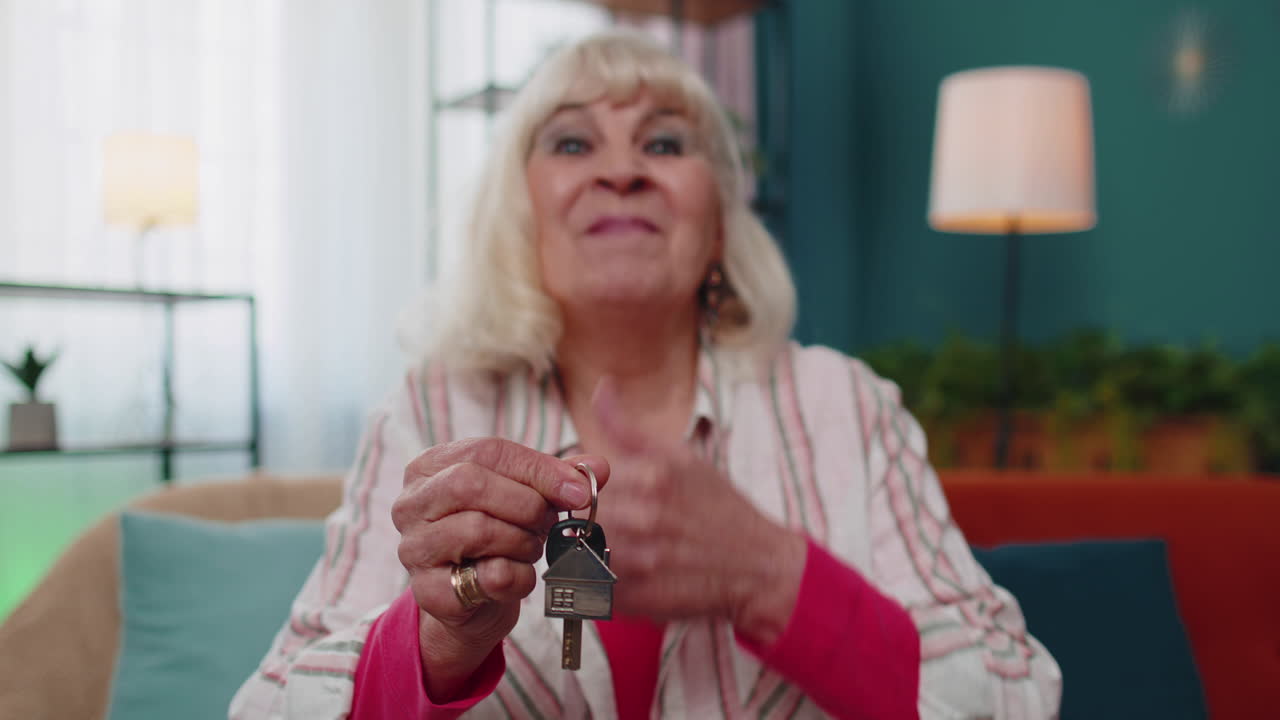 mujer cliente senior propietario tiene las llaves de la nueva casa propietario de bienes raíces hacer venta alquiler compra