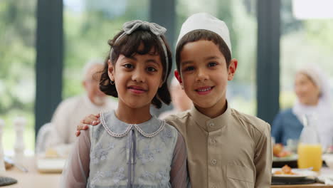 niños sonrientes celebrando una comida