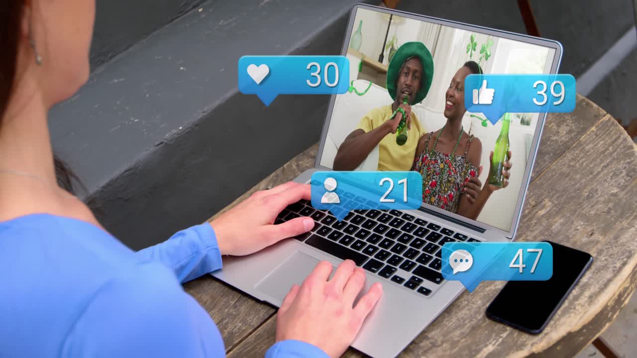 animación de las reacciones en las redes sociales sobre una mujer caucásica haciendo una videollamada en una computadora portátil
