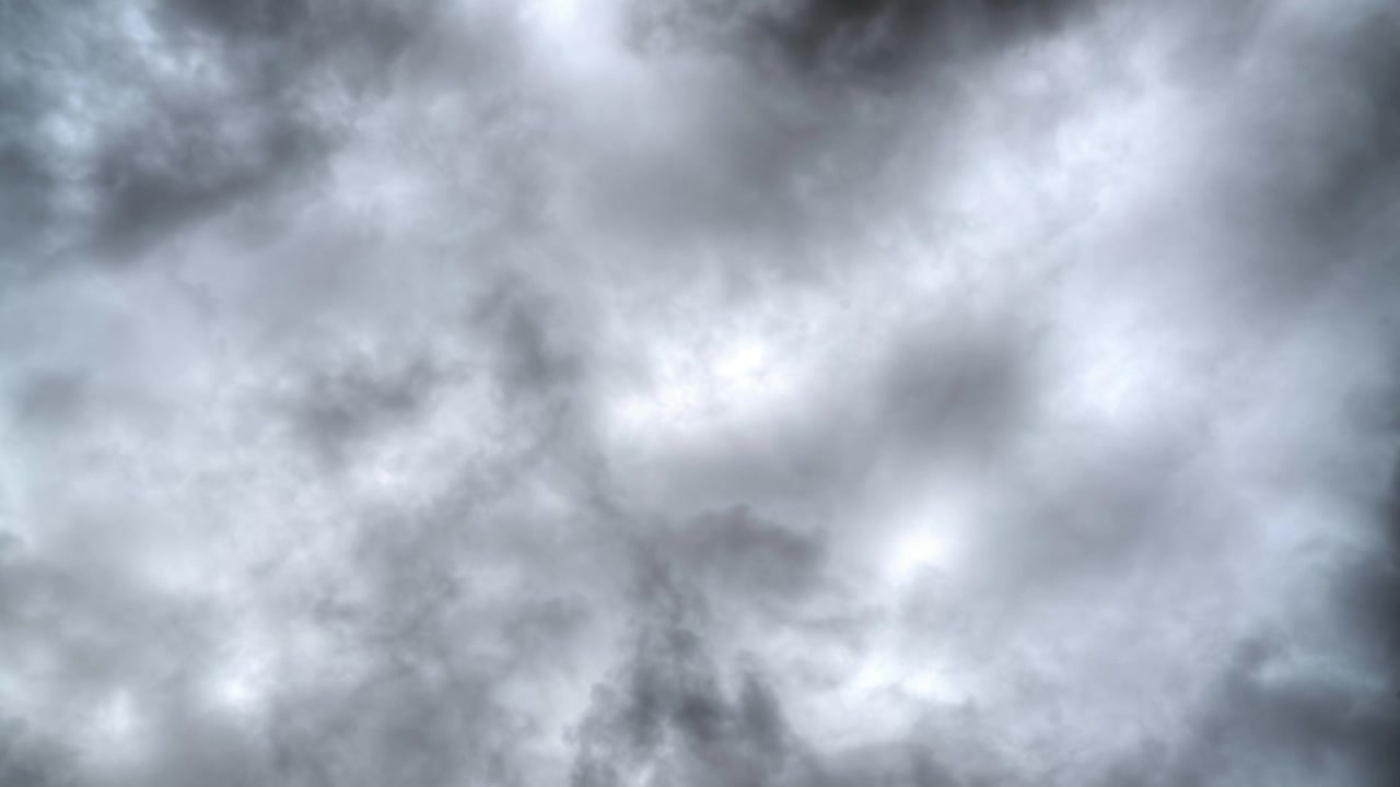 Mørke stormfulde skyer bevæger sig hen over himlen