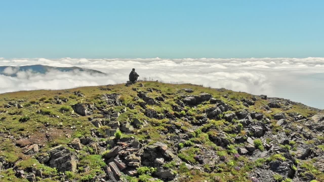 Nuvole coprono le montagne in Georgia, Caucaso, di giorno.