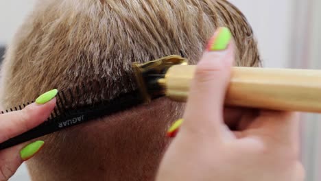 este video describe el corte de cabello en la cabeza del hombre