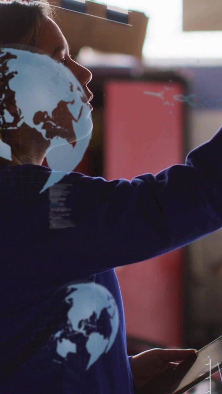 Video vertical: Mujer levantando el brazo con una tableta, activando globos y gráficos digitales para educación.