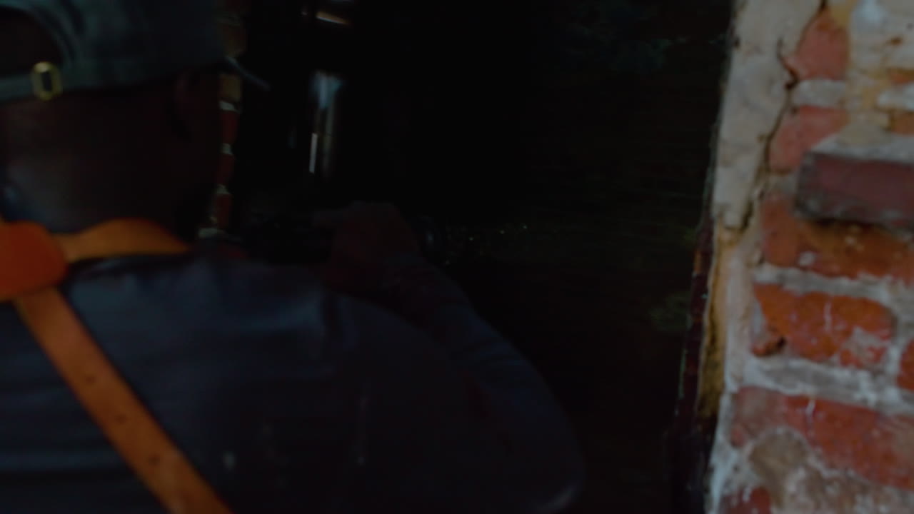 좀비가 사람을 향해 달려갑니다.