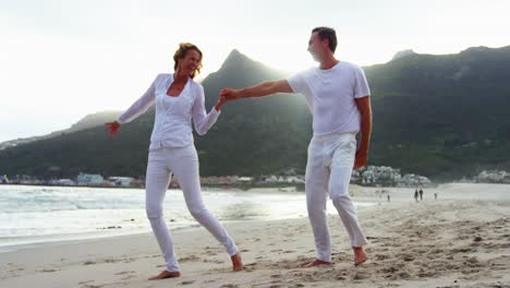 reifes paar zusammen am strand