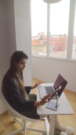 mujer que trabaja desde casa