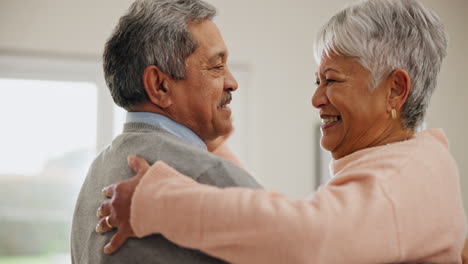 ancianos, pareja y abrazo con baile en la sala de estar