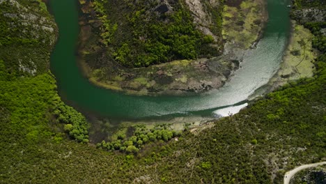 Toma-Aérea-Superior-Río-Doblado-En-El-Punto-De-Vista-Pavlova-Strana,-Lago-Skadar,-Montenegro