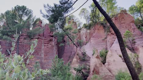 Emocionante-Estructura-Rocosa-En-La-Naturaleza:-Empinada-Pared-Rocosa-De-Color-Ocre-Con-Columnas-Individuales