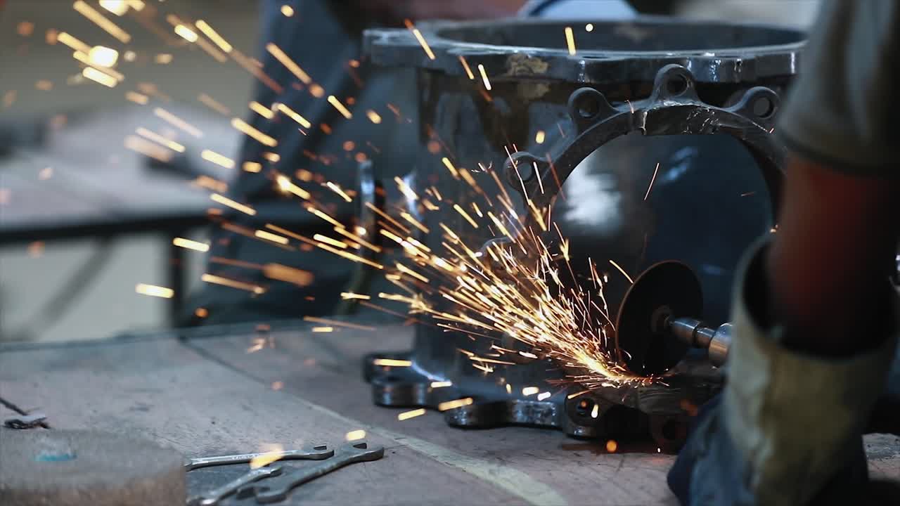 trabajadores que visten uniformes industriales y máscaras de hierro soldado en plantas de soldadura de acero, primer concepto de seguridad industrial, un trabajador con máscara protectora que suelda metal
