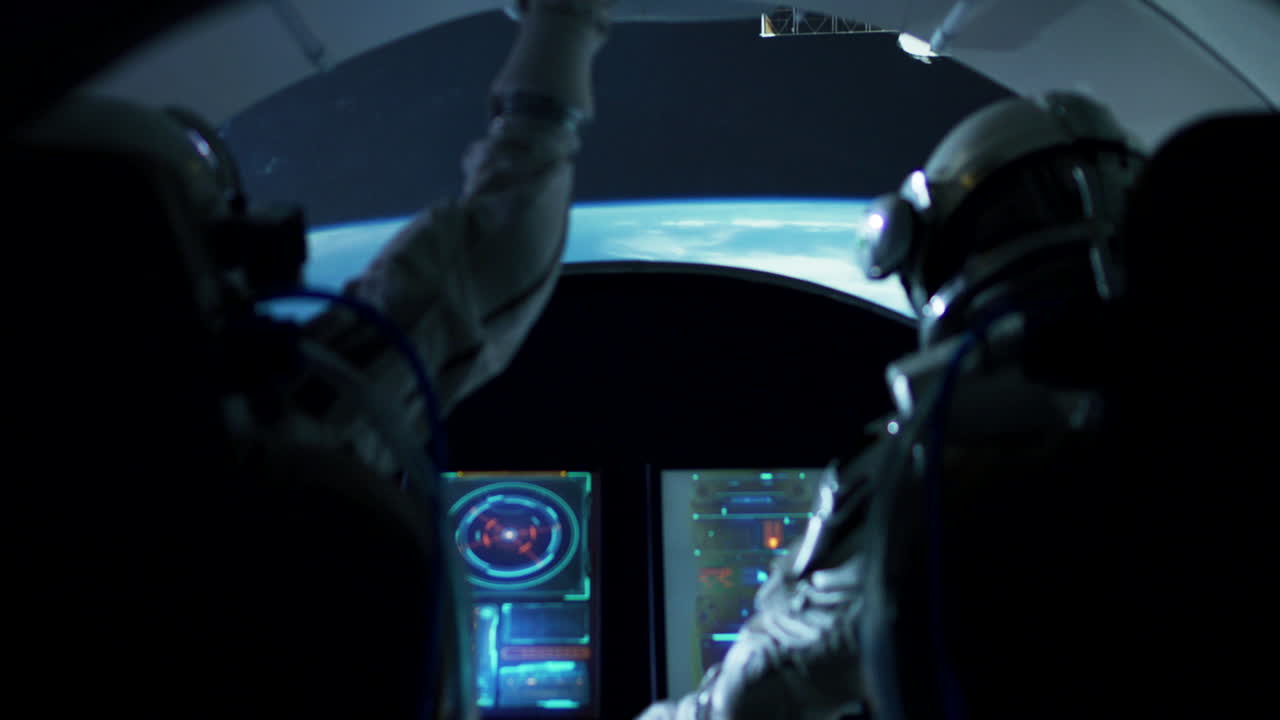 우주선 조종석 에 있는 우주인 들