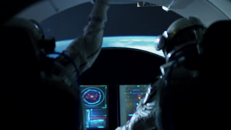 astronautas en la cabina de la nave espacial