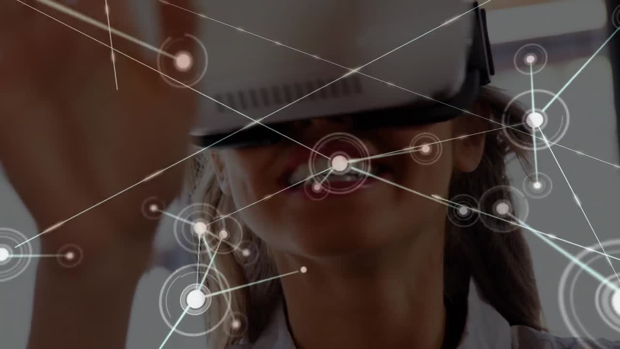 Animazione di una rete di connessioni sopra una donna d'affari che indossa visori VR