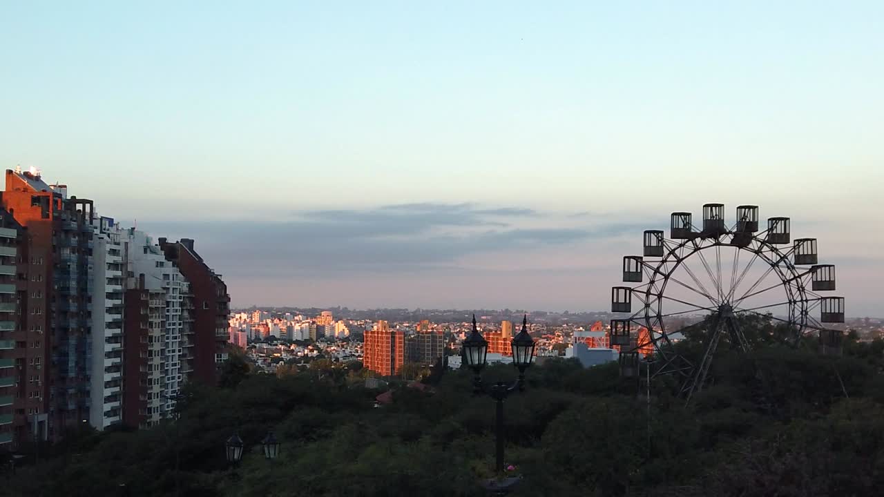 córdoba, paisaje urbano argentino con cielo azul y limpio durante el día