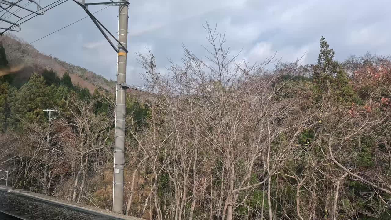 움직이는 열차 창문에서 지나가는 풍경.