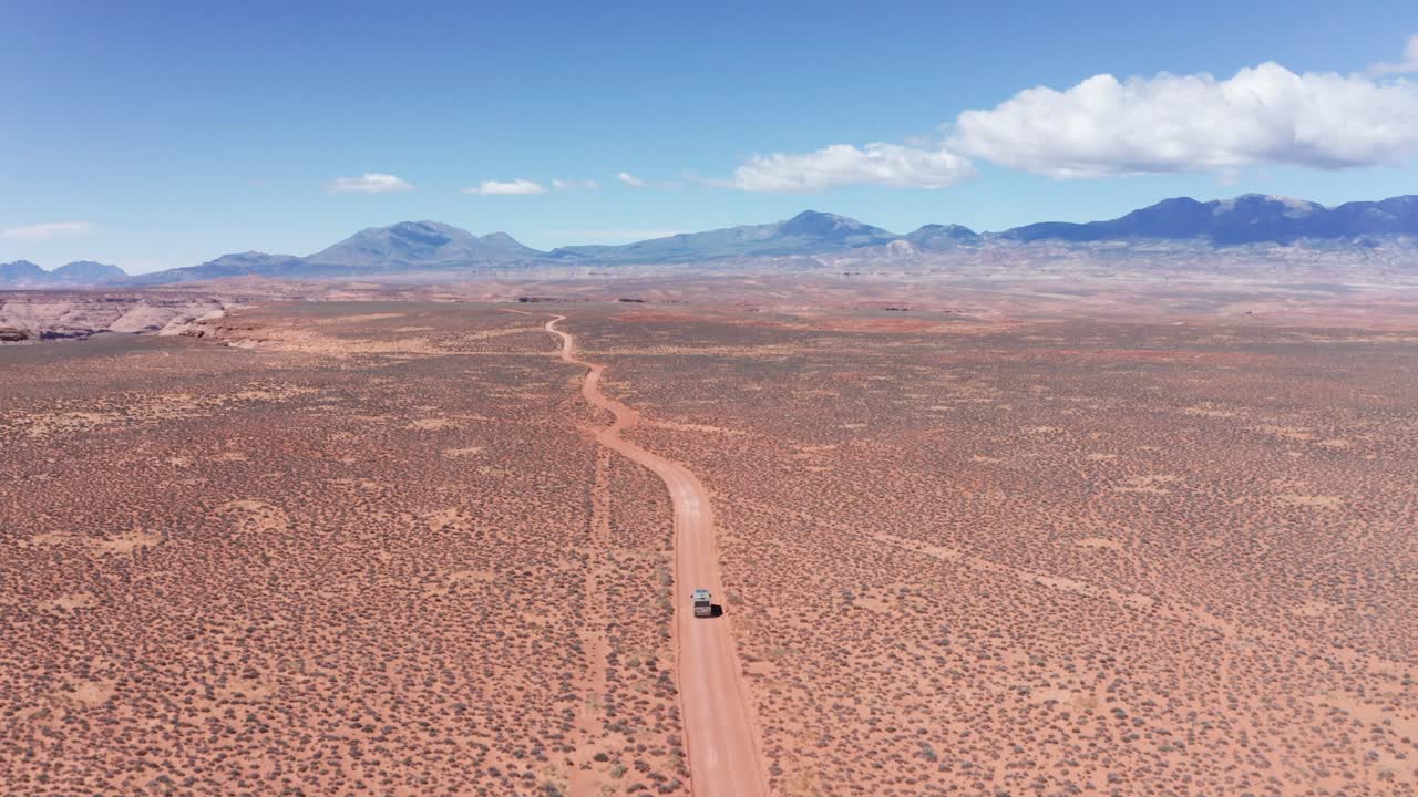 유타 밴라이프의 사막 도로에서 운전하는 공중 도로 여행 캠퍼 밴