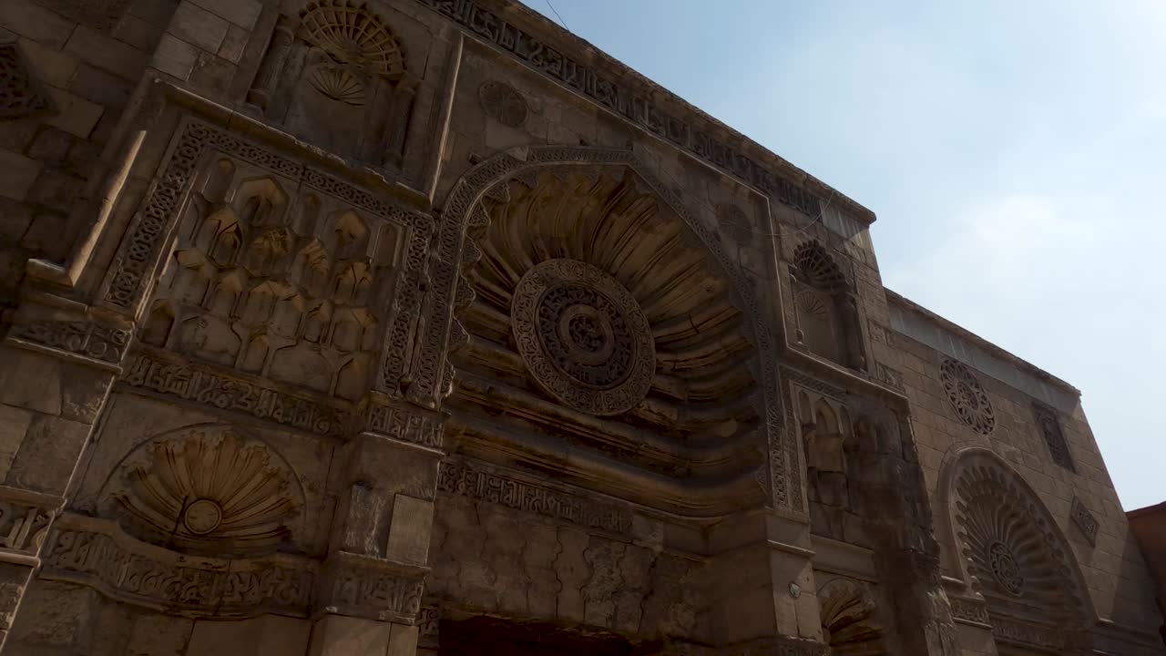detalles de la fachada de la mezquita el-akmar, el cairo en egipto. ángulo bajo