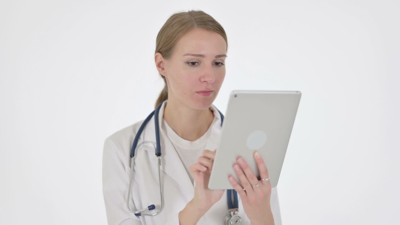 doctora que usa una tableta digital sobre un fondo blanco