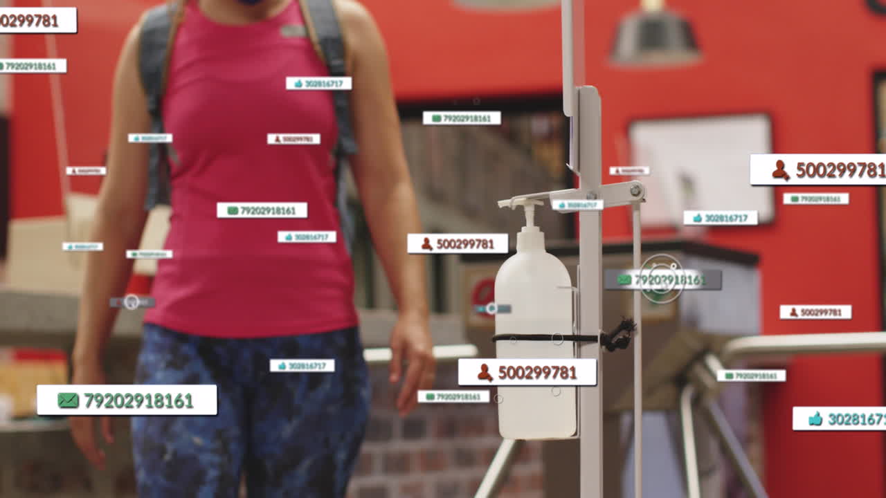 múltiples burbujas de habla con iconos contra la mujer en forma caucásica que usa desinfectante de manos en el gimnasio