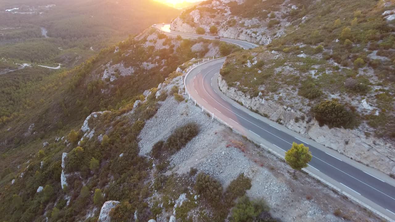 un dron filmó una increíble puesta de sol en marsella, siguiendo un camino sinuoso.