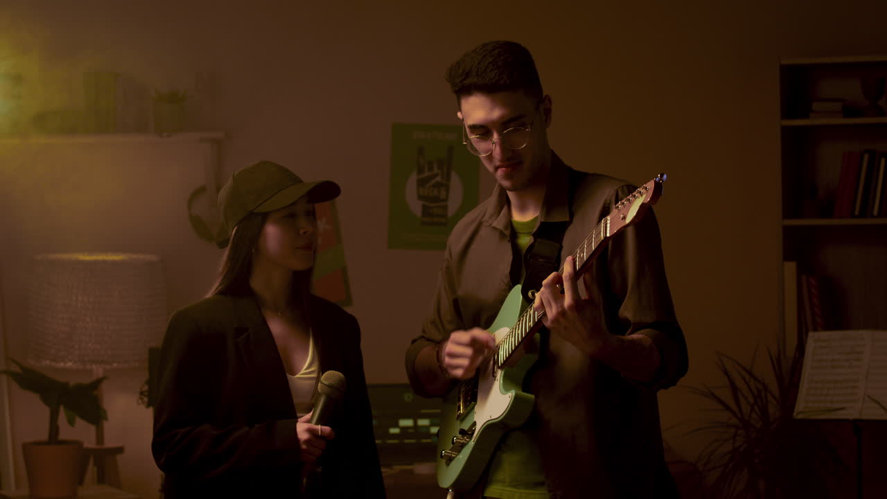 друзья репетируют в помещении и позируют